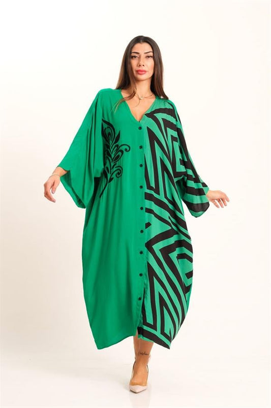 Yeşil renkli, V yaka, yarasa kollu, önü düğmeli ve desenli oversize uzun gömlek elbise.