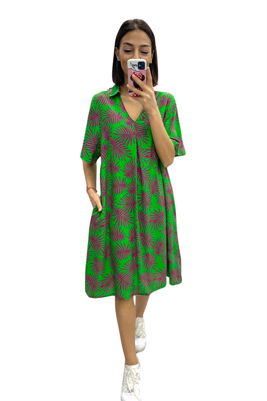 Yeşil zemin üzerine pembe yaprak desenli, gömlek yakalı ve cepli kısa viskon elbise.