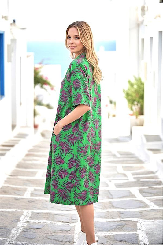 Yeşil zemin üzerine mor yaprak desenli, gömlek yakalı ve cepli kısa elbise.