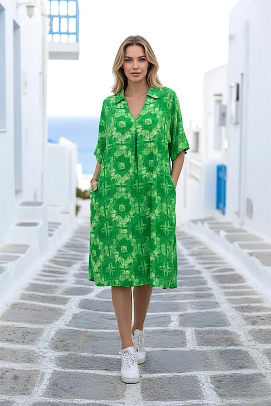 Yeşil desenli, gömlek yakalı ve cepli kısa viskon elbise.