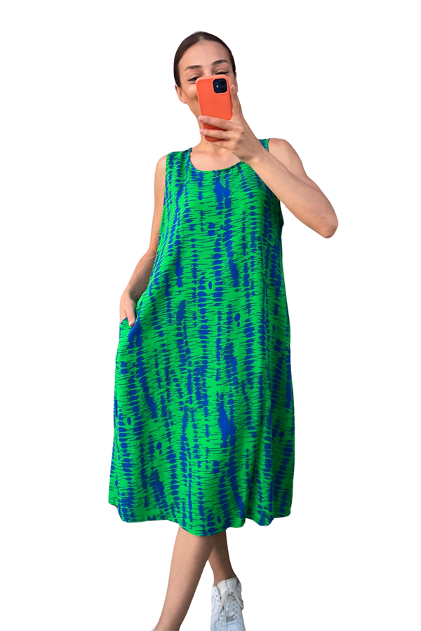 Yeşil ve mavi desenli, kalın askılı, cepli, viskon kumaştan midi boy elbise.