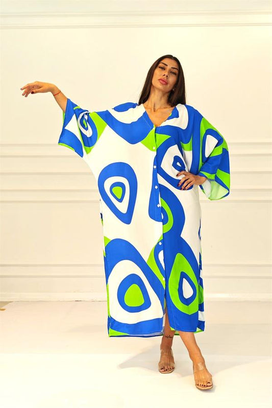Yeşil ve mavi soyut desenli, önü düğmeli, oversize uzun viskon gömlek elbise.