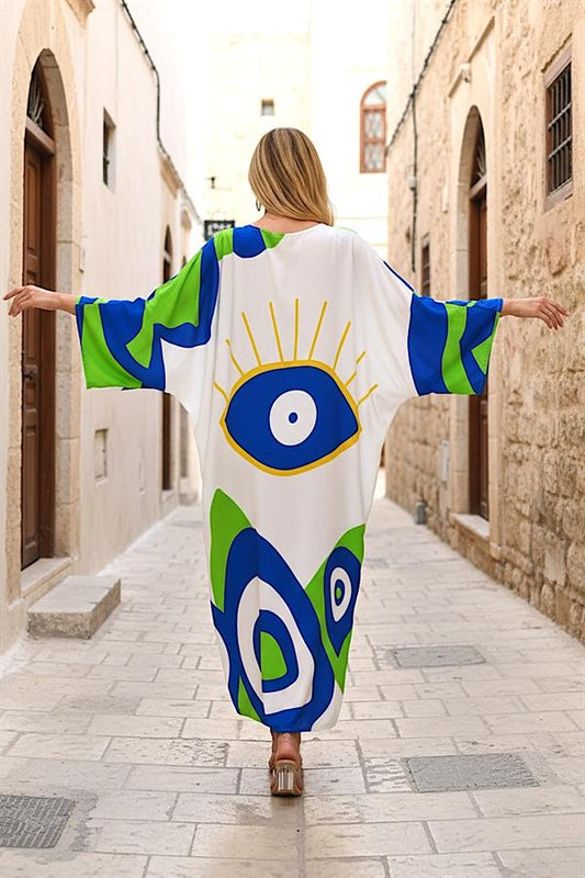 Sırtında büyük göz baskısı bulunan, yeşil ve mavi desenli, oversize uzun viskon elbise.