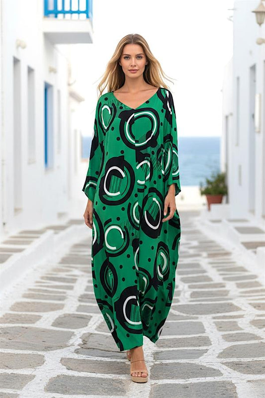 Yeşil renkli, siyah ve beyaz dairesel desenli, V yaka, yarasa kollu oversize uzun elbise.