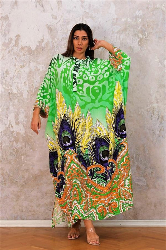 Yeşil renkli, dik yakalı, yarasa kollu ve tavus kuşu desenli uzun oversize viskon elbise.