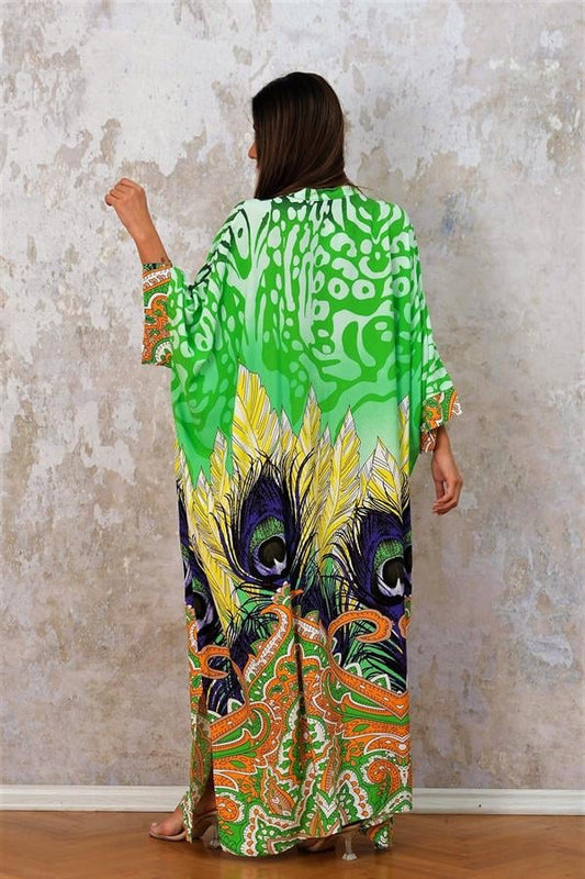 Yeşil renkli, dik yakalı, yarasa kollu ve tavus kuşu desenli uzun viskon elbise.