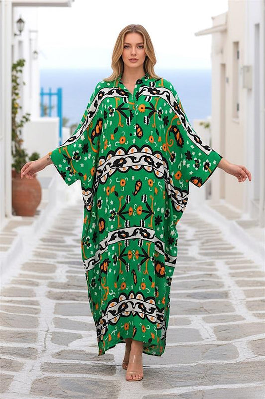 Yeşil renkli, dik yakalı, etnik desenli, yarasa kollu ve düğme detaylı oversize uzun elbise.