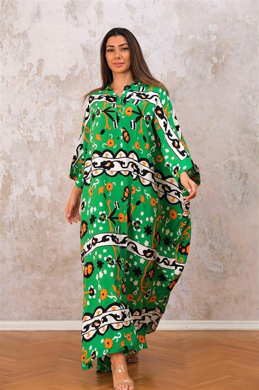 Yeşil renkli, dik yakalı, etnik desenli, yarasa kollu ve düğme detaylı uzun oversize elbise.