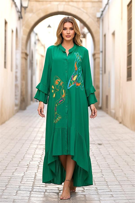 Yeşil, dik yakalı, fırfırlı kollu ve etek uçlu, önü nakışlı, uzun oversize elbise.