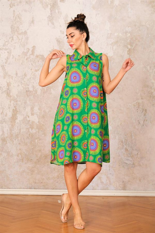 Yeşil renkli, etnik desenli, kolsuz ve önden düğmeli kısa viskon gömlek elbise.