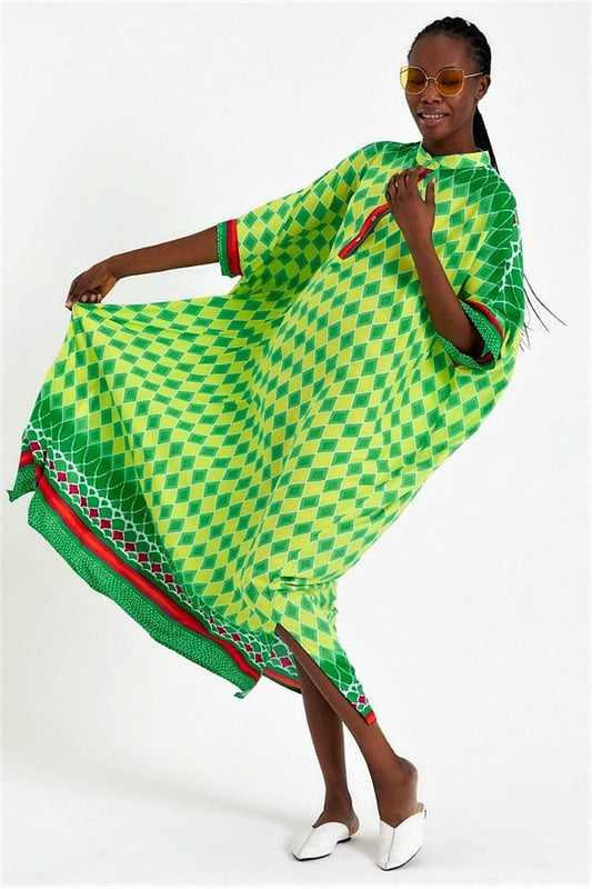 Yeşil hakim yakalı, baklava desenli, oversize kesim uzun viskon elbise.