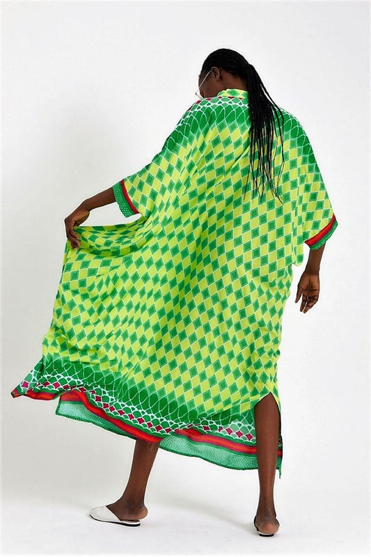 Yeşil renkli, baklava desenli, hakim yakalı ve oversize kesim uzun viskon elbise.