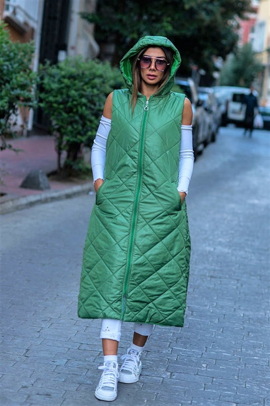 Yeşil renkli, kapüşonlu, cepli ve baklava desenli uzun şişme yelek.