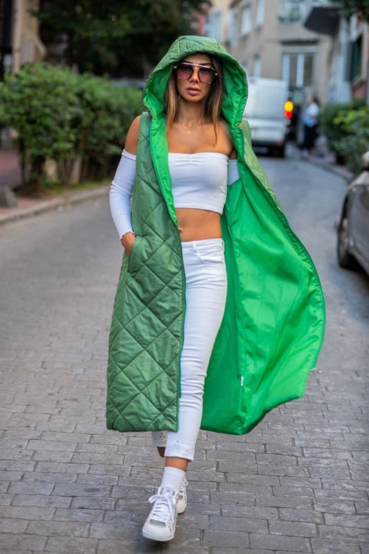 Yeşil renkli, kapüşonlu, cepli ve baklava desenli uzun şişme yelek.