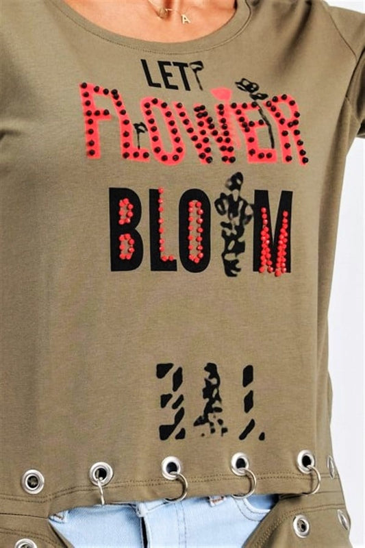 Yeşil renkli, önü taş işlemeli ve etek ucu kuş gözü detaylı kısa kollu tişört.