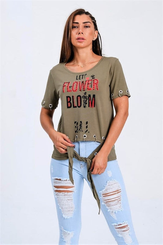 Yeşil renkli, önü taş işlemeli, kuş gözü detaylı ve önden bağlamalı penye tişört.