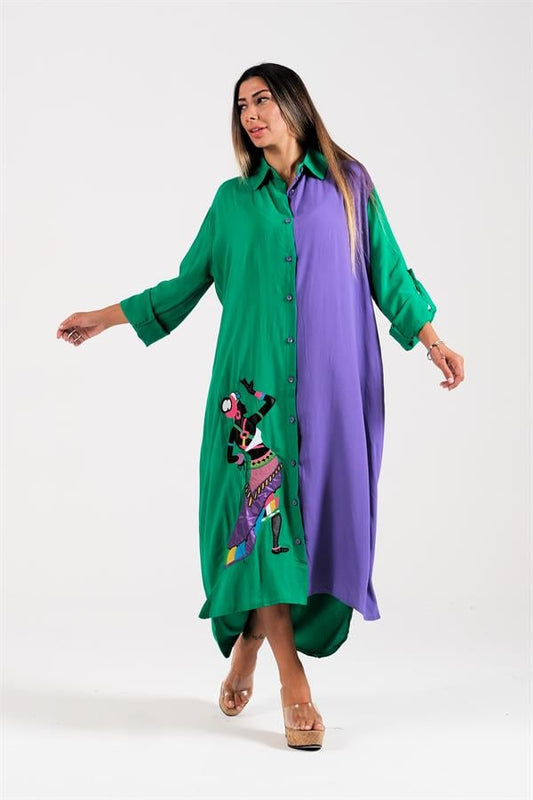 Yeşil ve mor renkli, kadın figürü nakışlı, düğmeli ve uzun viskon gömlek elbise.