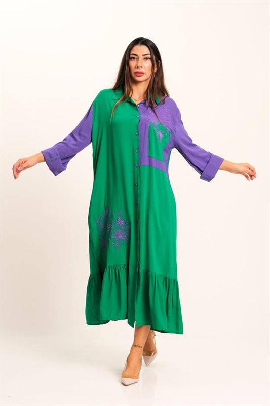 Yeşil ve mor renkli, nakış detaylı, fırfırlı etekli ve apoletli uzun gömlek elbise.