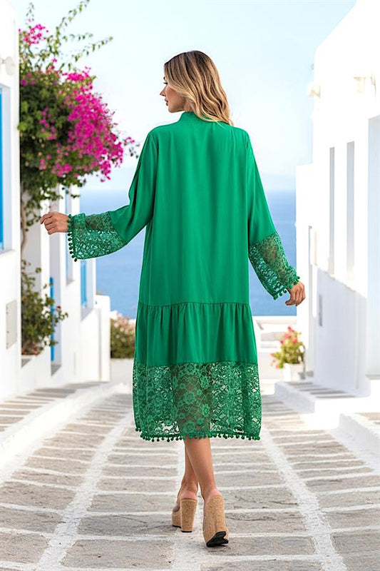 Yeşil renkli, kolları ve eteği dantel detaylı, ponpon süslemeli midi boy elbise.
