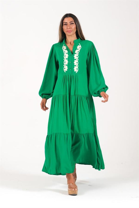 Yeşil renkli, önü nakış işlemeli, balon kollu ve kat kat etekli uzun viskon elbise.