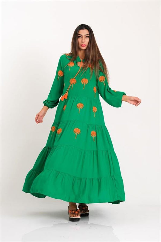 Yeşil renkli, önü ve kolları palmiye nakışlı, kat kat etekli uzun viskon elbise.