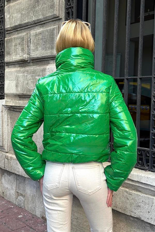 Yeşil renkli, parlak kumaşlı, dik yakalı ve kısa kesim şişme mont.