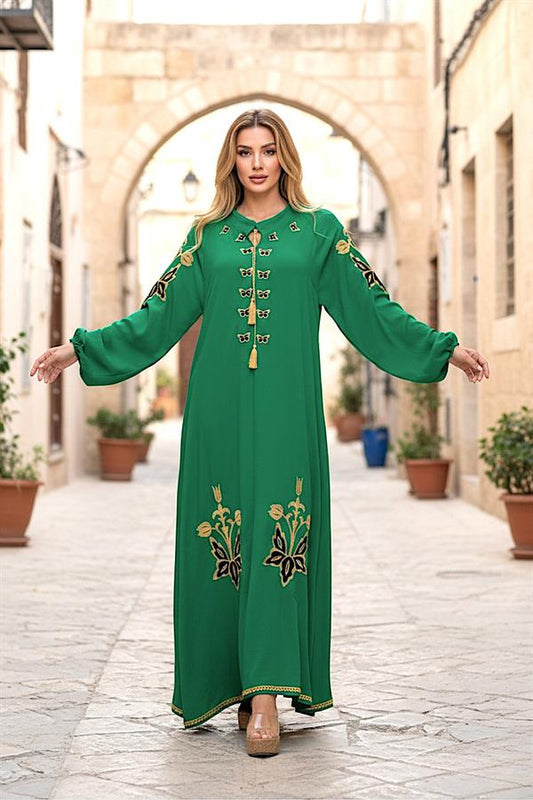 Yeşil renkli, sıfır yaka, balon kollu ve otantik nakış detaylı uzun viskon elbise.