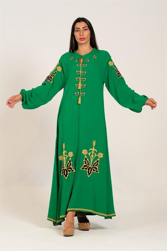 Yeşil renkli, sıfır yaka, balon kollu ve otantik nakış detaylı uzun viskon elbise.