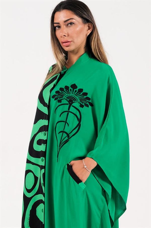 Yeşil renkli, siyah desenli, nakış detaylı ve cepli, sıfır yaka oversize uzun elbise.