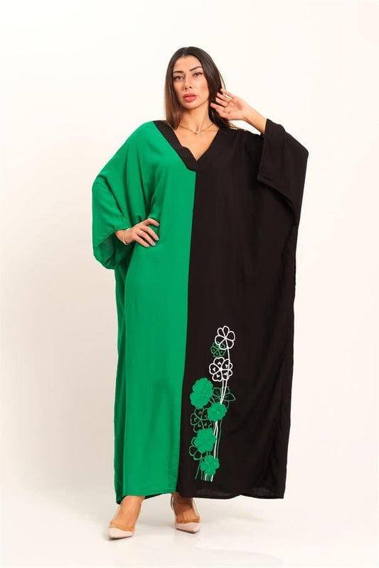 Yeşil ve siyah renkli, V yakalı, etek kısmında çiçek nakışları bulunan oversize uzun elbise.