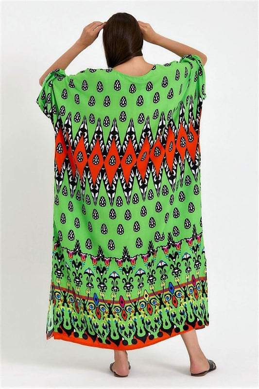 Yeşil ve turuncu desenli, yarasa kollu, oversize kesim uzun viskon elbise.