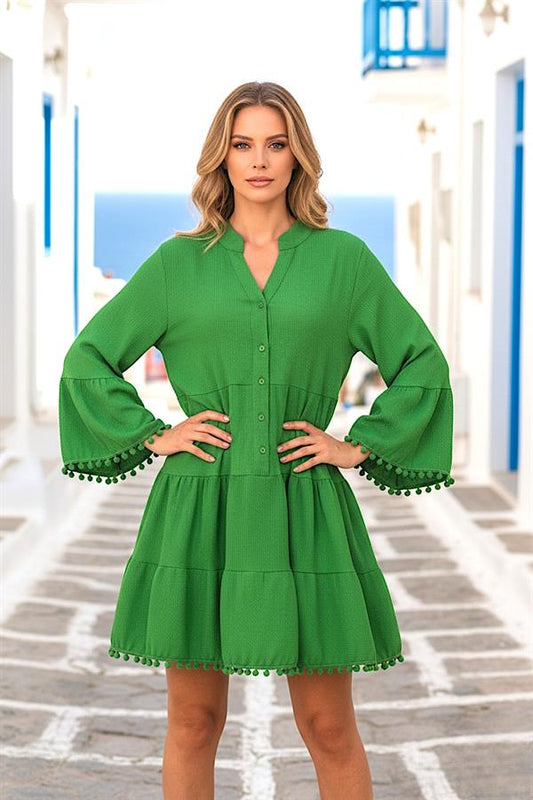 Yeşil renkli, V yakalı, önü düğmeli, volanlı kolları ponpon detaylı kısa elbise.