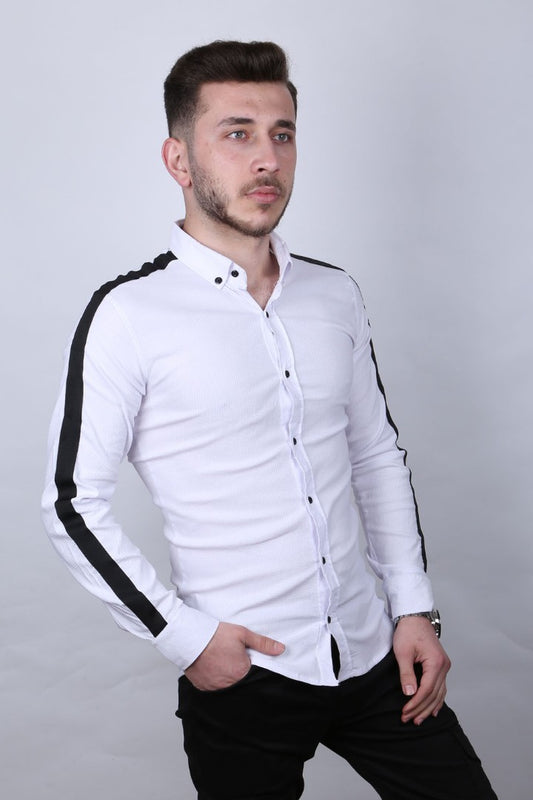 Kolları siyah şerit detaylı, beyaz renkli, uzun kollu erkek günlük gömlek.