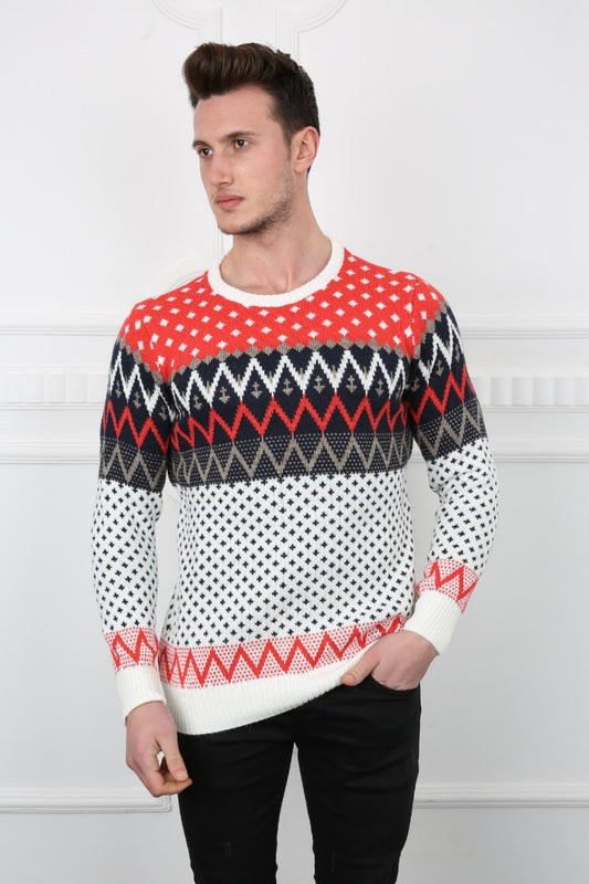 Kırmızı, beyaz ve lacivert renkli desenlere sahip, sıfır yaka, uzun kollu erkek triko kazak.