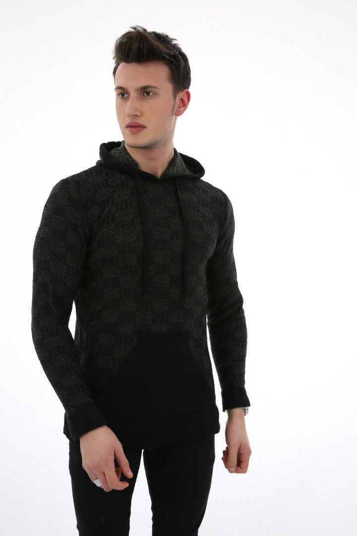 Siyah desenli, kapüşonlu ve ön cepli erkek triko kazak.