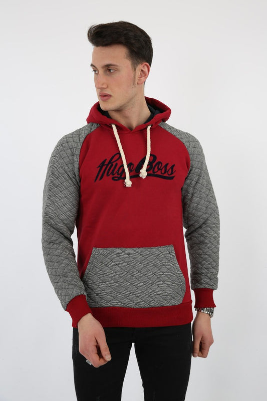 Kırmızı gövdeli, gri kapitone kollu ve kanguru cepli, baskılı kapüşonlu erkek sweatshirt.