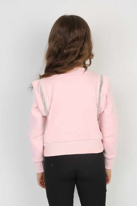 Omuzlarında gümüş detaylar bulunan, pembe renkli, üç iplik şardonlu kız çocuk crop sweatshirt.