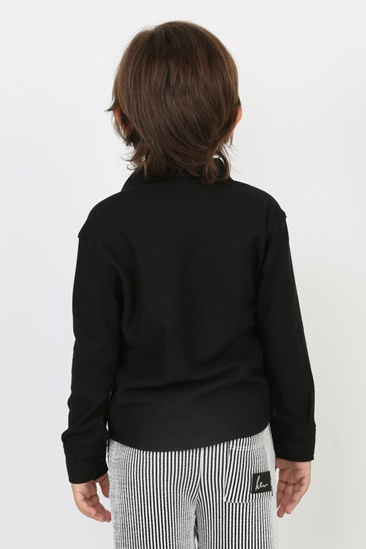 Siyah renkli, waffle dokulu, cepli ve uzun kollu erkek çocuk gömleği.