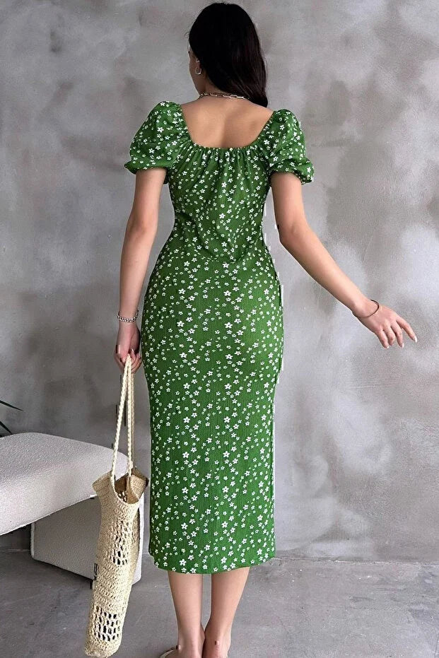 Yeşil Lastikli U Kare Yakalı Kısa Kollu Fit Kalıp Kurdelalı Likralı Çiçek Desen Yırtmaçlı Diz Altı Elbise