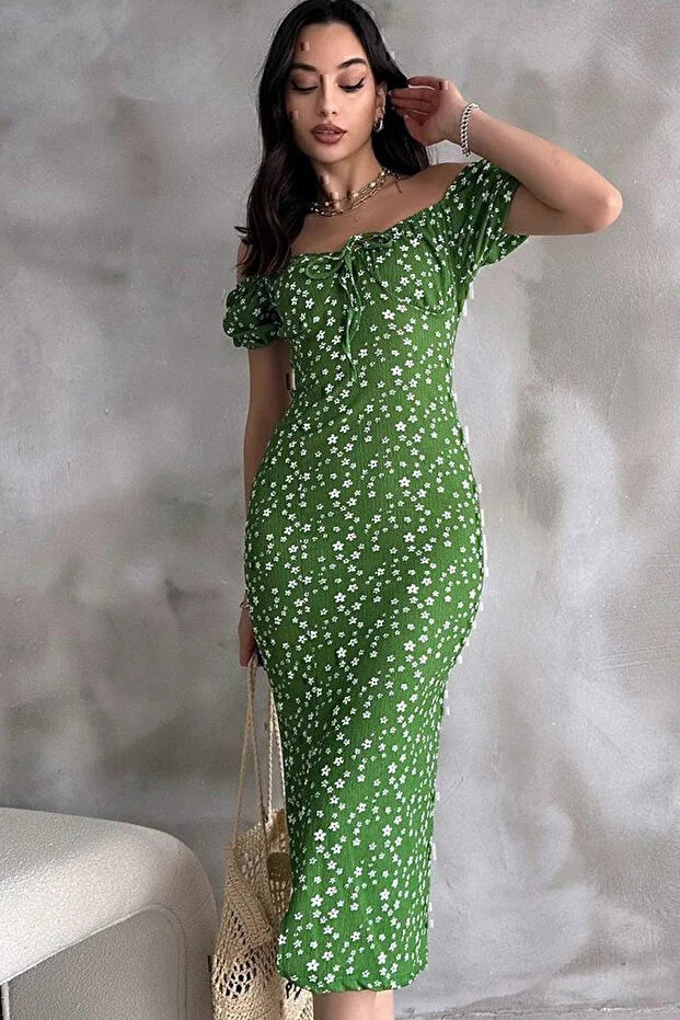 Yeşil Lastikli U Kare Yakalı Kısa Kollu Fit Kalıp Kurdelalı Likralı Çiçek Desen Yırtmaçlı Diz Altı Elbise