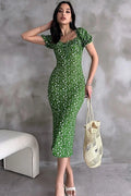 Yeşil Lastikli U Kare Yakalı Kısa Kollu Fit Kalıp Kurdelalı Likralı Çiçek Desen Yırtmaçlı Diz Altı Elbise