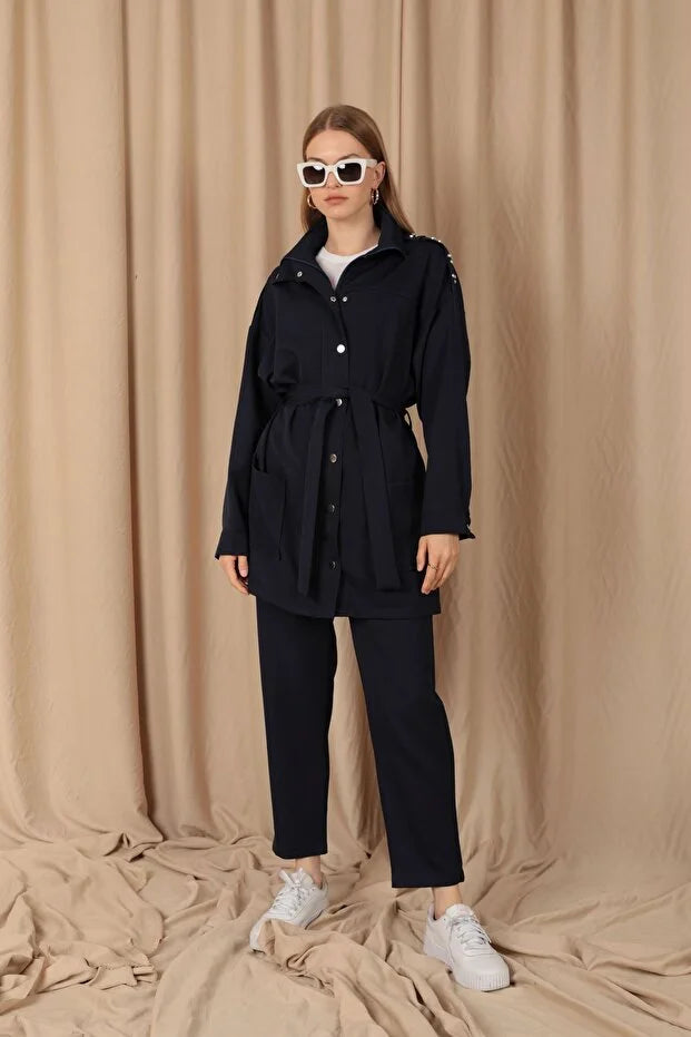 Kuşak detaylı, fermuarlı yakalı ve lacivert renkli atlas kumaş kadın ceket.