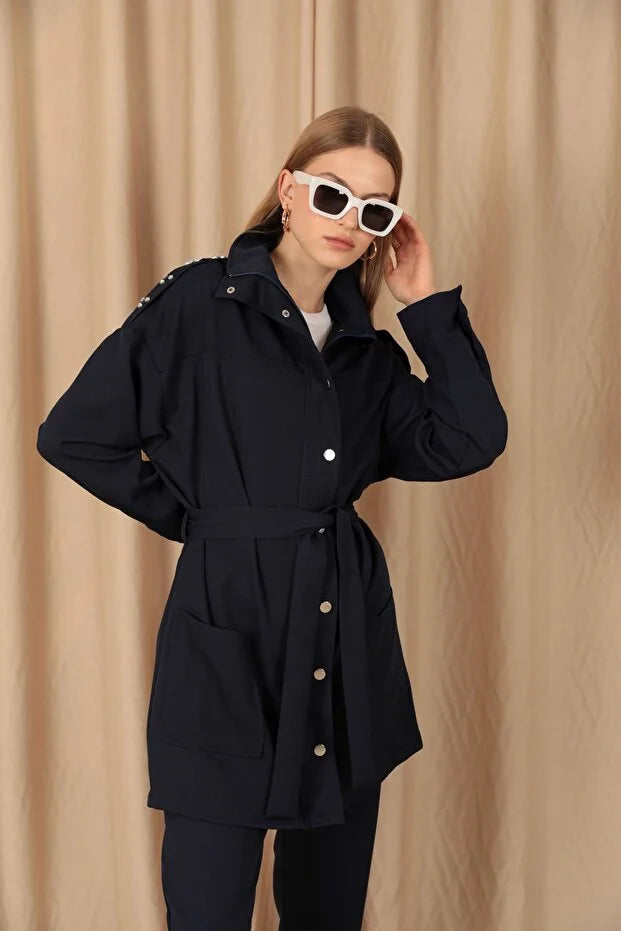 Kuşak detaylı, fermuarlı yakalı ve cepli lacivert atlas kumaş kadın ceket.