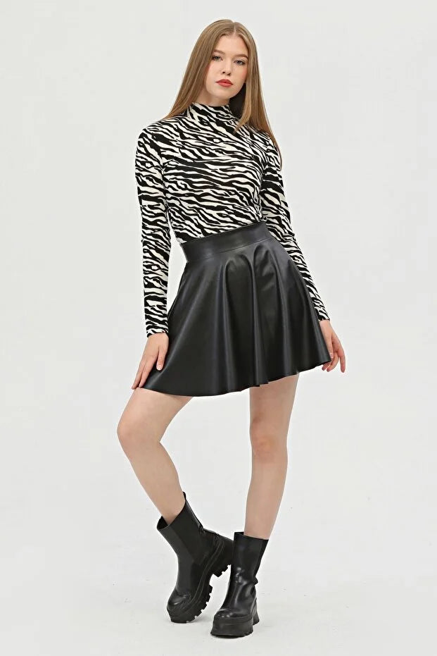 Kadın Mini Kloş Siyah Renkli Suni Deri Etek