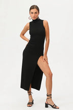 Kadın Siyah Boğazlı Kolsuz Yırtmaçlı Maxi Elbise