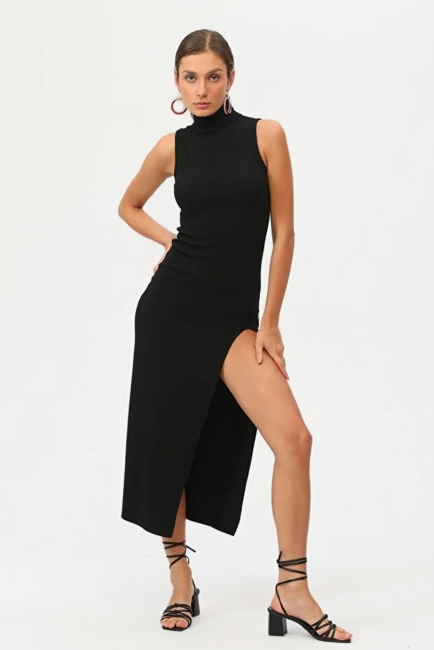 Kadın Siyah Boğazlı Kolsuz Yırtmaçlı Maxi Elbise