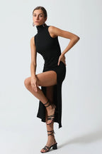 Kadın Siyah Boğazlı Kolsuz Yırtmaçlı Maxi Elbise