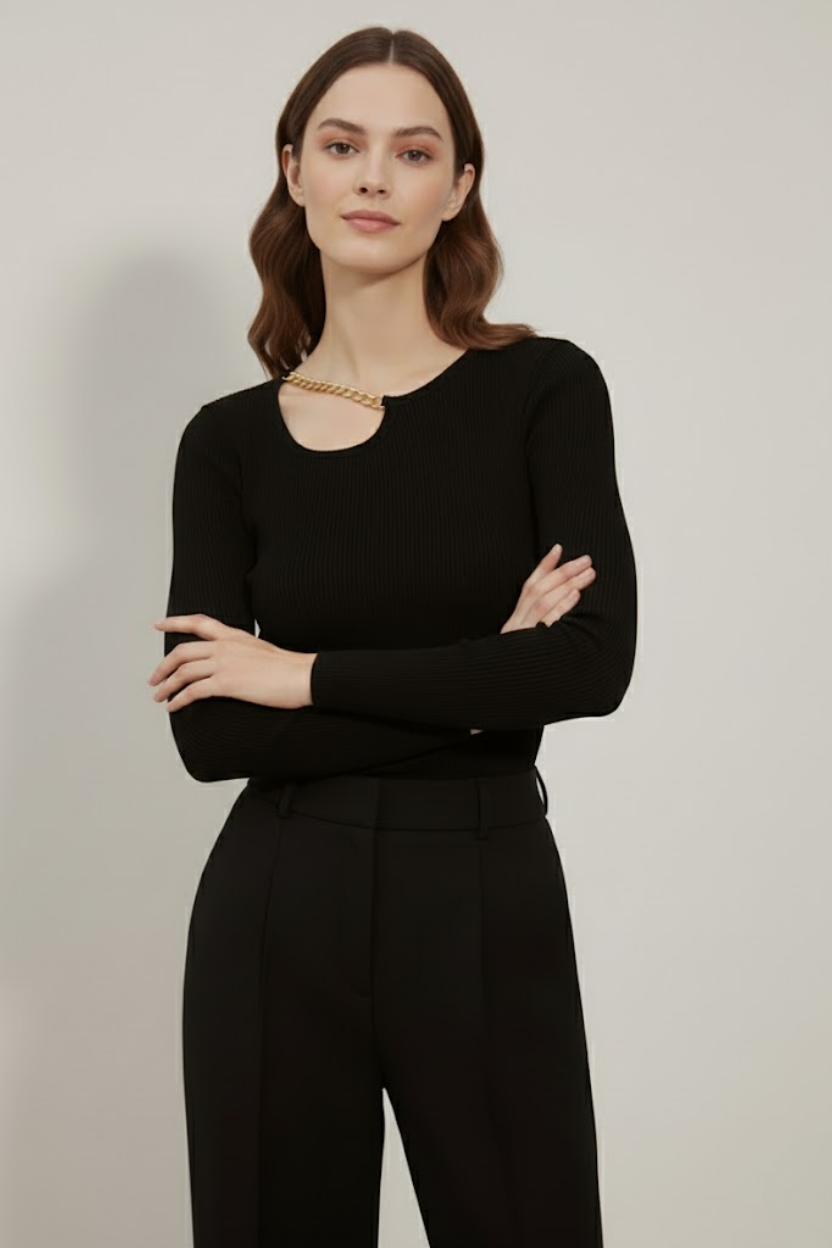 Kadın Siyah Pamuklu Kaşkorse Zincir Detaylı Pencere Yaka Cut Out Slim Fit Esnek Bluz