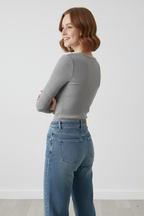 Kadın Melanj Gri Pamuklu Kaşkorse Pencere Yaka Cut Out Detaylı Slim Fit Esnek Bluz