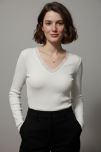 Kadın Beyaz Pamuklu Kaşkorse Dantelli V Yaka Ön Arka Dekolteli Slim Fit Esnek Bluz